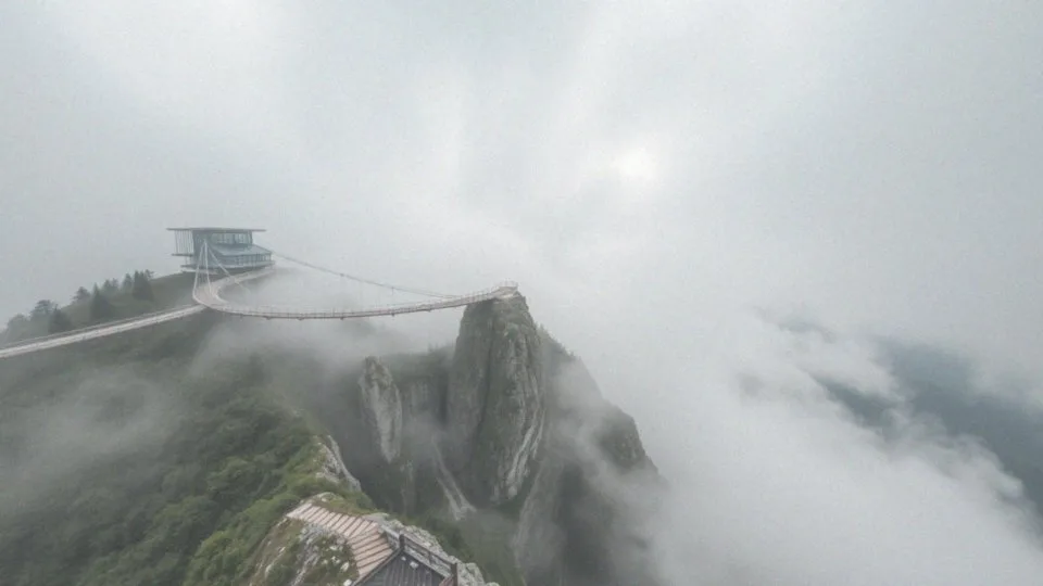 Jakie są godziny otwarcia atrakcji związanych z spacerem w chmurach?