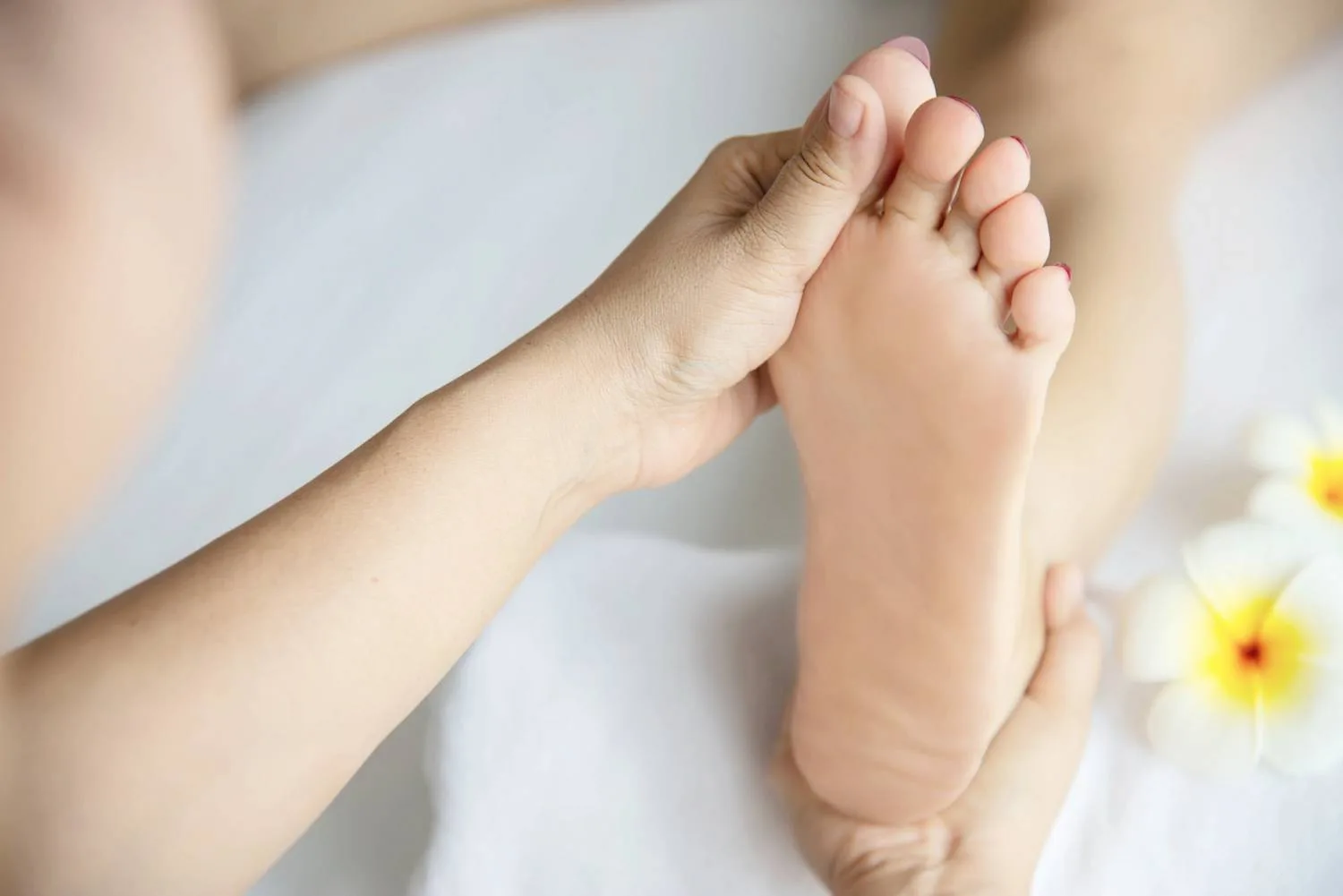 Przygotuj stopy na lato w Sopocie i Gdańsku. Kompleksowa terapia podologiczna przed sezonem na sandały