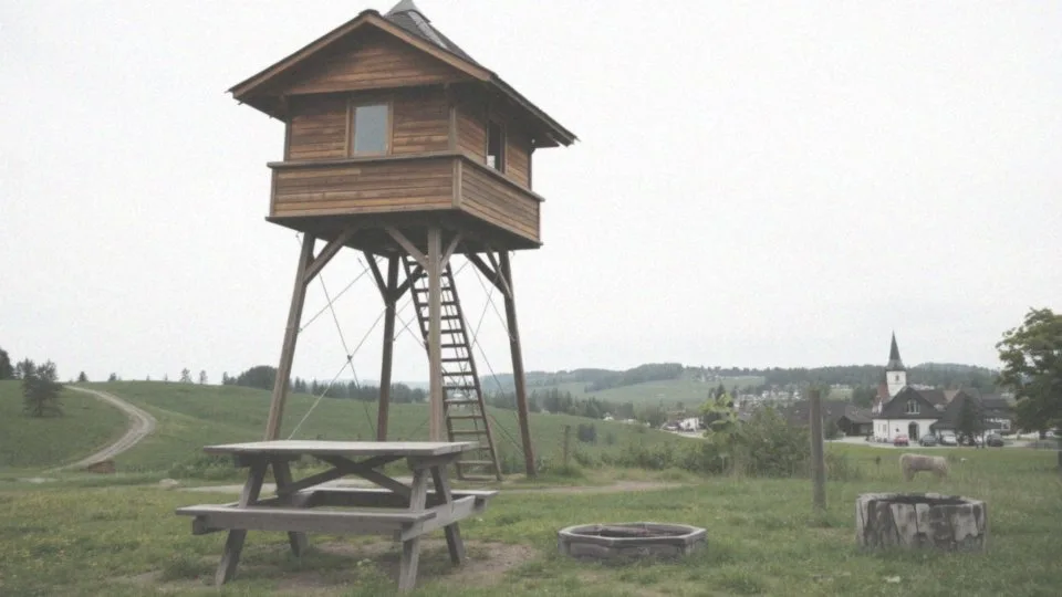 Czy wieża posiada dodatkowe udogodnienia dla turystów?