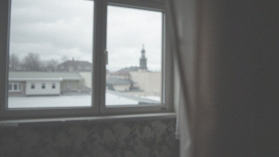 Jakie emocje mogą towarzyszyć widzeniu kogoś wypadającego przez okno?
